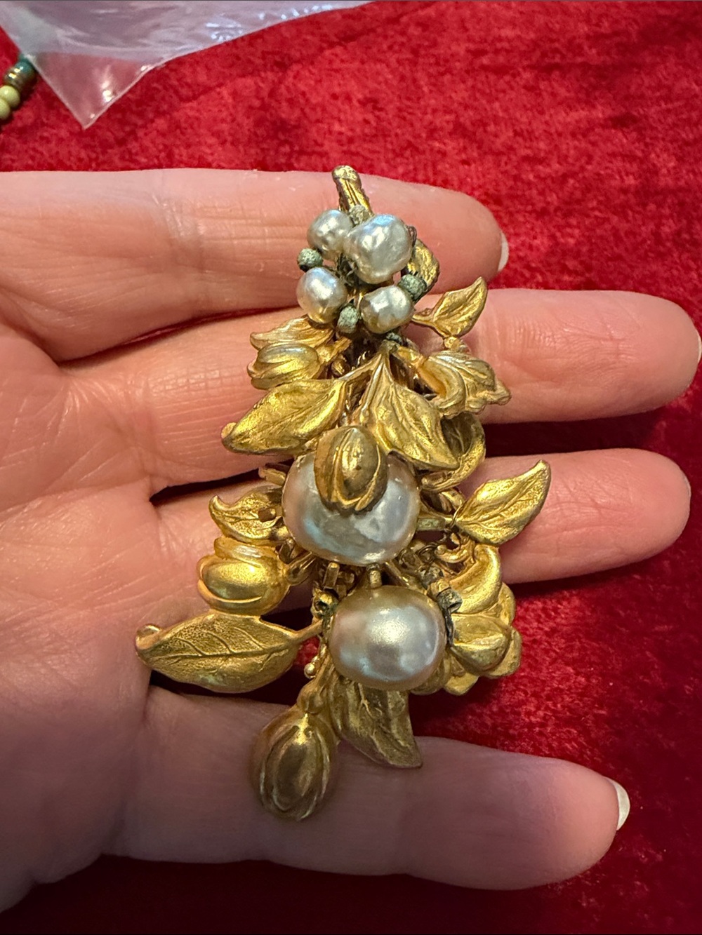 Miriam Haskell vintage goldtone Cluster faux Pearl Drop Brooch good  condition